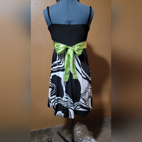 Spaghetti strapped dress - Picture 2 of 3